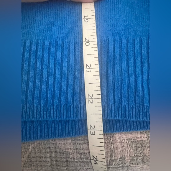 NEW J Crew Cashmere shrunken V-neck sweater - Picture 8 of 9